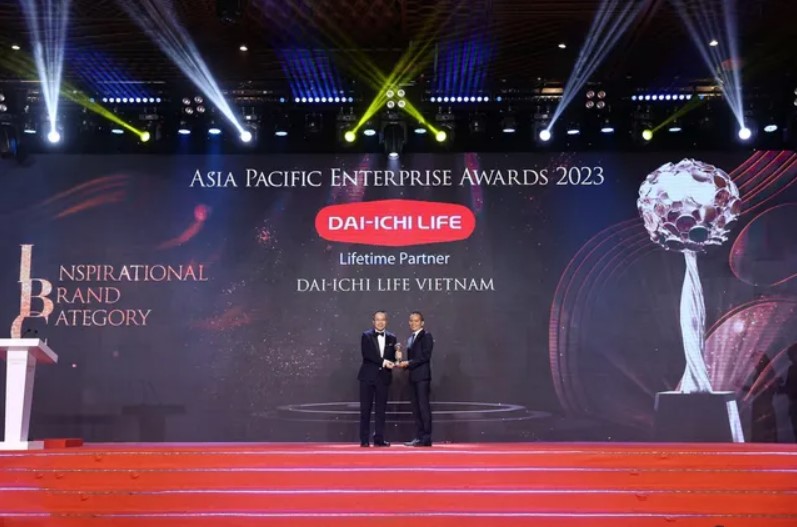 Ông Trần Châu Danh - Tổng Giám đốc Công ty Quản lý Quỹ Dai-ichi Life Việt Nam (phải) nhận giải thưởng "Thương hiệu truyền cảm hứng" (Inspirational Brand Award)