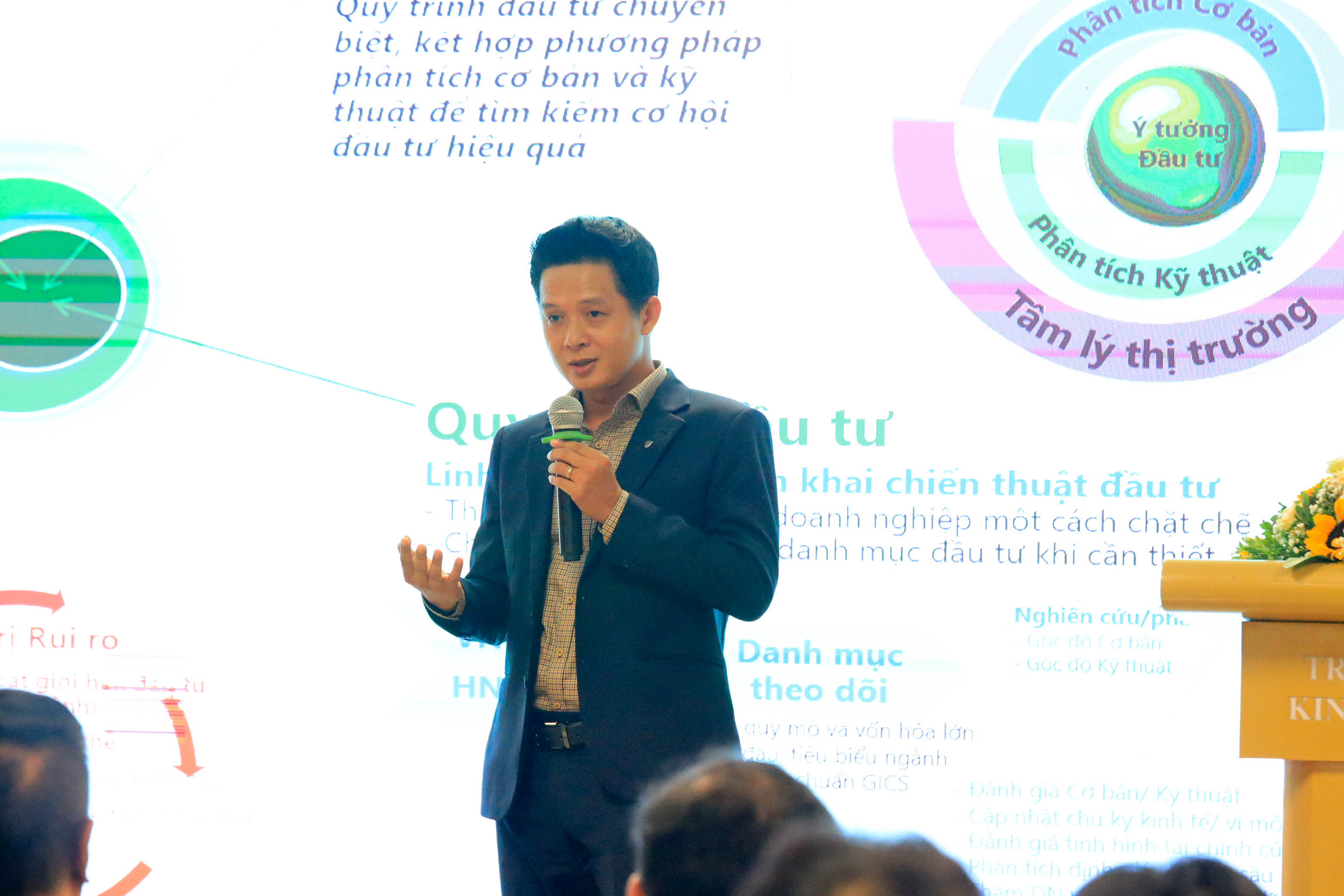 Anh Đặng Nguyễn Trường Tài - Giám đốc đầu tư - đang chia sẻ kinh nghiệm về sự khác biệt giữa đầu tư dài hạn và đầu cơ ngắn hạn.